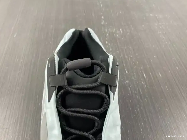 Adidas Yeezy 700 Tint Boost GZ0711 Blue MNVN 0703